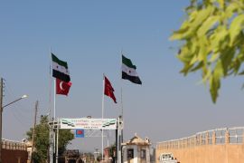 علم الاستقلال السوري يقابل العلم التركي عند الحدود