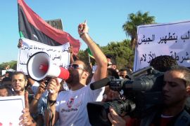 من جمعة " إنقاذ بنغازي " ،والتعليق كالتالي: للمؤتمر الوطني إصدار أوامر تفرقة أي مجموعات تشكل خطرا محدقا بالبلاد ( الجزيرة نت- أرشيف).