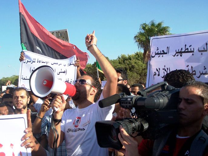 من جمعة " إنقاذ بنغازي " ،والتعليق كالتالي: للمؤتمر الوطني إصدار أوامر تفرقة أي مجموعات تشكل خطرا محدقا بالبلاد ( الجزيرة نت- أرشيف).