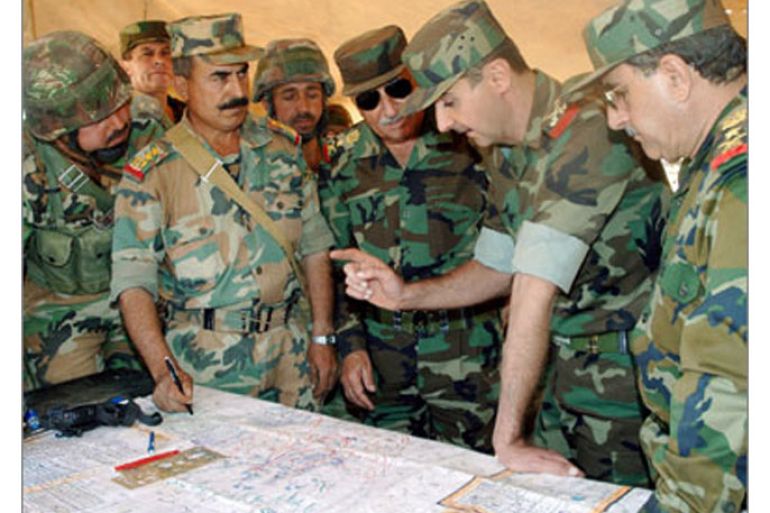 a handout picture released by the syrian arab news agency (sana) shows syrian president bashar al-assad (2nd-r) discussing a map with military officers during a briefing at an undisclosed location in syria on october 17, 2009 (الفرنسية)