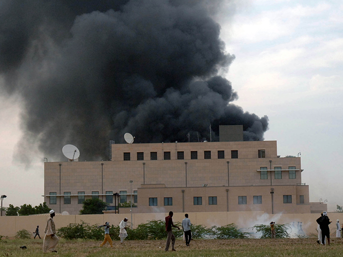 دخان يرتفع من السفارة الأميركية بالخرطوم التي حاول المحتجون اقتحامها
