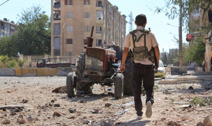 أحد عناصر الجيش الحر أمام مقر سابق للجيش الحر تم قصفه في حلب