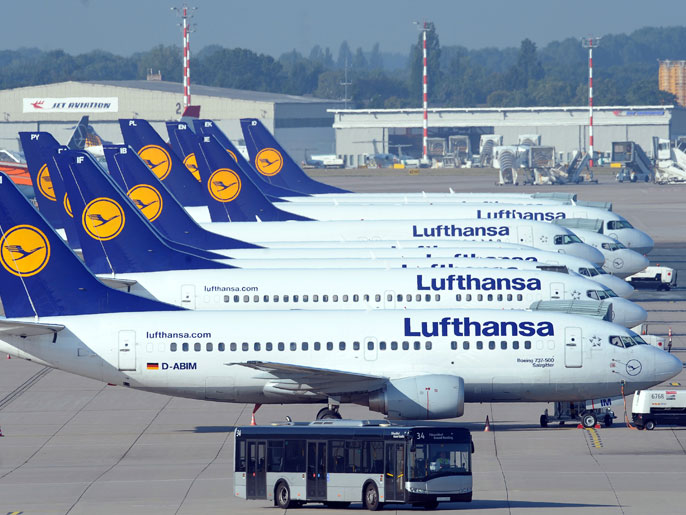 ‪طائرات لوفتهانزا رابضة في أحد المطارات الألمانية جراء  إضراب طواقم الضيافة الجوية‬ طائرات لوفتهانزا رابضة في أحد المطارات الألمانية جراء  إضراب طواقم الضيافة الجوية (الأوروبية)