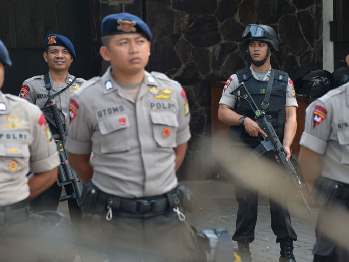 ‪قوات إندونيسية تحمي السفارة‬ (الفرنسية)