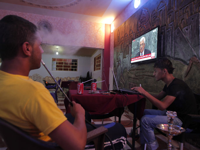 ‪مواطنون في مقهى بجنوب قطاع غزة‬ (الفرنسية)