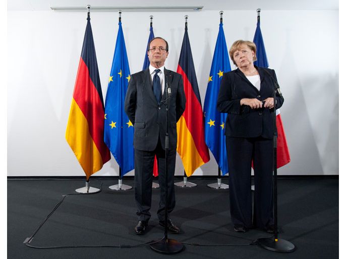 epa03406871 French President Francois Hollande (L) and German Chancellor Angela Merkel (R) answer questions during a press conference in Asperg, Germany, 22 September 2012. Merkel and Hollande met for bilateral negotiations during a commemorative event in the honour of the Speech on Youth by former French President Charles de Gaulle. EPA/MARIJAN MURAT
