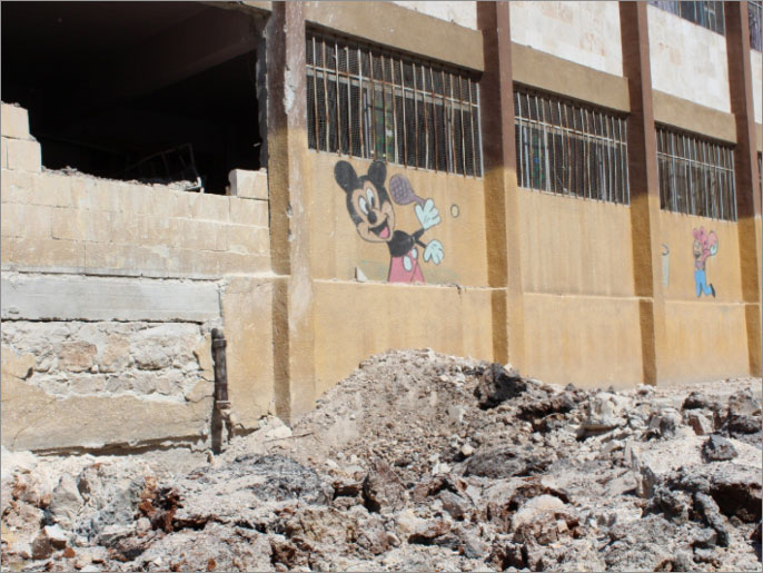 ‪إحدى مدارس حلب سقط عليها قذيفتان فأصابها الدمار‬ (الجزيرة)