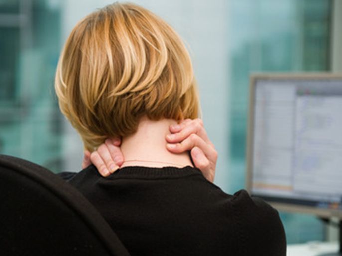 غالباً ما يعاني موظفو المكاتب من آلام بالرقبة بسبب الجلوس لفترات طويلة أمام شاشات الكمبيوتر.