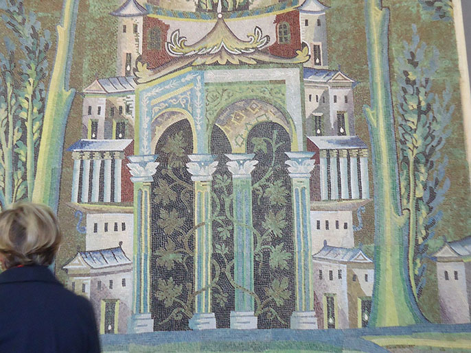 زائرة تتأمل إحدى المعروضات في جناح الفن الإسلامي بمتحف اللوفر(الجزيرة)