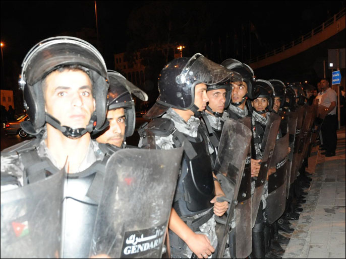 ‪قوات الدرك الأردنية خلال الاعتصام‬ قوات الدرك الأردنية خلال الاعتصام  (الجزيرةنت)