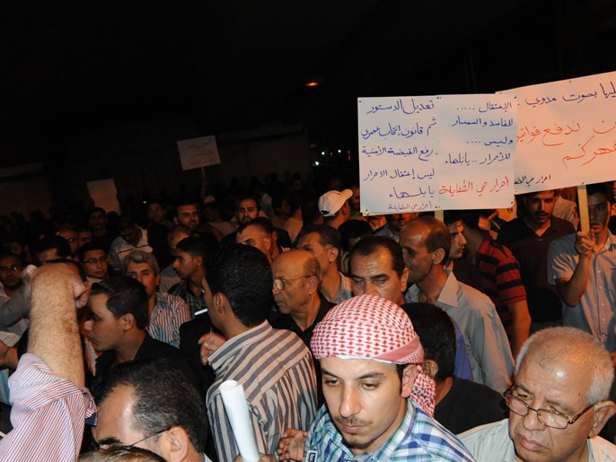 ‪العاصمة عمان تشهد مسيرات ووقفات احتجاجية ليلية منذ يوم الجمعة الماضي‬ العاصمة عمان تشهد مسيرات ووقفات احتجاجية ليلية منذ يوم الجمعة الماضي