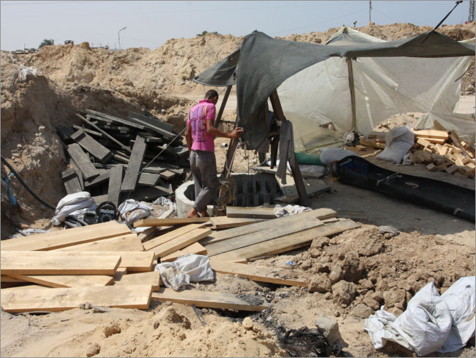 ‪توقف عمل الأنفاق يهدد بانهيار قطاع البناء والإعمار  في غزة‬  ( الجزيرة نت-أرشيف)