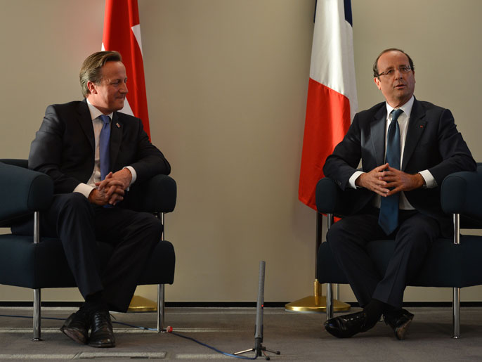 ‪هولاند‬ هولاند (يمين) وكاميرون رحبا بخطة البنك المركزي الأوروبي لشراء سندات سيادية (الفرنسية)