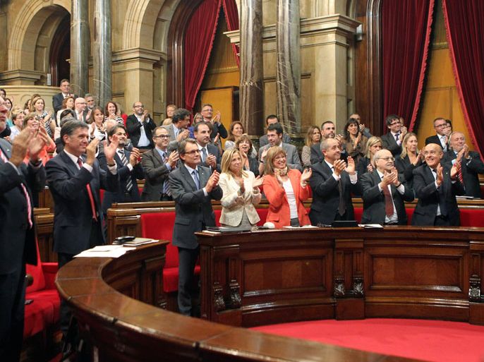 epa03412780 Catalonian regional government President Artur Mas (C) and members of Parliament, applaud during the voting session held at the Catalonian Parliament in Barcelona, Spain, 27 September 2012. The parliament of the north-eastern Spanish region of Catalonia approved a resolution foreseeing a vote on independence, while Spain vowed to do 'whatever it can' to prevent it. EPA/TONI GARRIGA