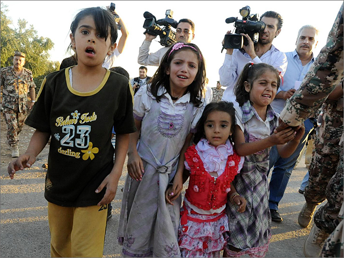 ‪أطفال سوريون لدى وصولهم للأردن يبحثون عن أهلهم بعد أن تقطعت بهم السبل‬ (الجزيرة)