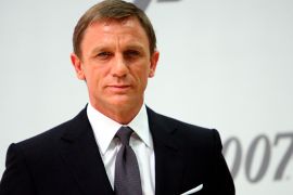 epa01233356 British Daniel Craig, the actor playing James Bond poses at a photo call at Pinewood Studios in Buckinghamshire, Britain, 24 January 2008. The name of the 22nd Bond film has been revealed as 'Quantum of Solace'. EPA