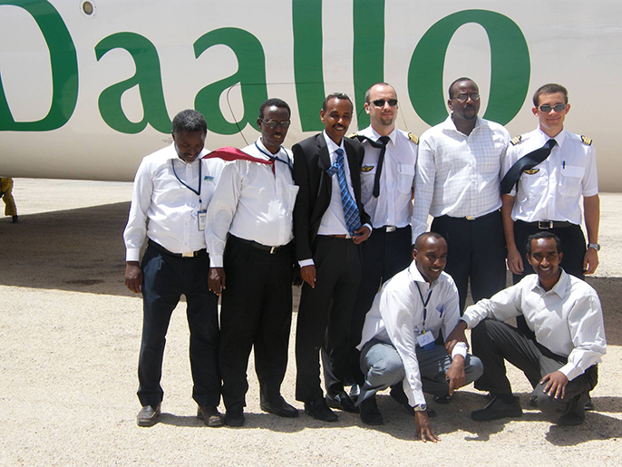 روسيّان مع طاقم ضيافة إحدى شركات الطيران الصومالية (الجزيرة نت)