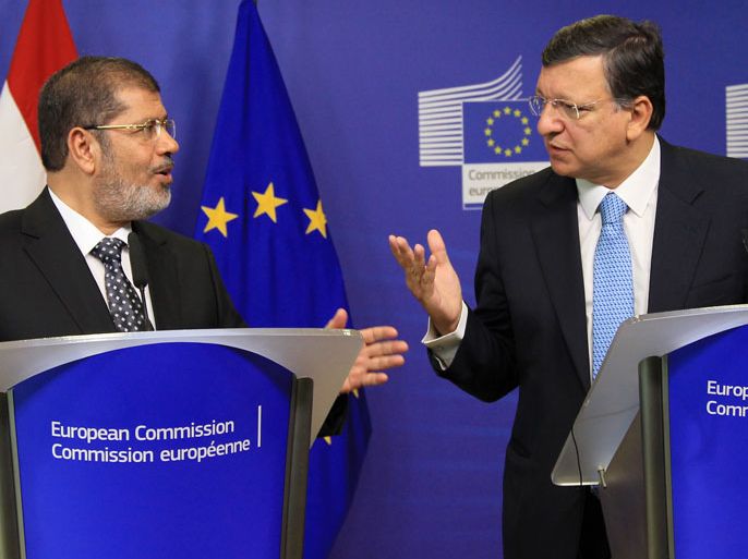 epa03396300 President of Egypt Mohamed Morsi and European Commission President Jose Manuel Barroso during a press briefing after their meeting at the EU headquarters in Brussels, Belgium, 13 September 2012. It's the first visit President Morsi in Brussels since his election. EPA/OLIVIER HOSLET