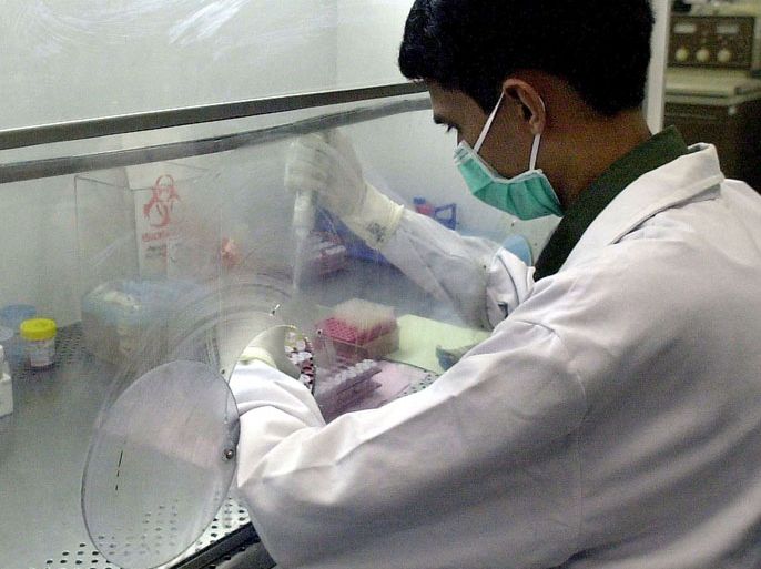 Indian laboratory researchers conduct tests at the Ranbaxy Laboratories in Bombay 07 April 2003. The tests are part of a preparatory plan to combat any possible outbreak of the Severe Acute Respiratory Syndrome (SARS) disease.