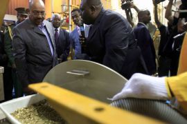 epa03402866 Sudanese President Omar al-Bashir (L) looks on during the inauguration of new gold refinery in Khartoum, Sudan, 19 September 2012. According to media reports, al-Bashir inaugurated on 19 September the first gold refinery in the country, as the government is looking to increase the revenues of gold exports after it had lost most of the oil income following the independence of South Sudan. EPA/STR