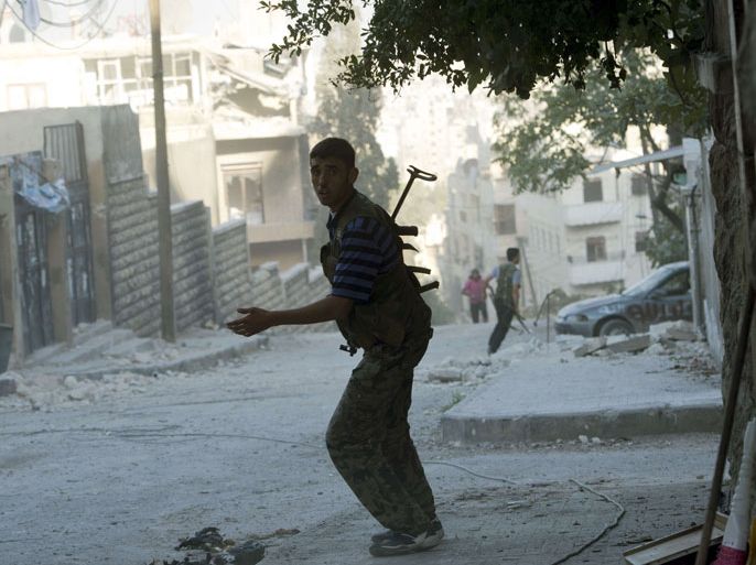 A rebel fighter is seen running as they hold their position some 50 meters away from Syrian government troops in Aleppo's northern Izaa quarter on September 27, 2012. Several thousand Syrian rebels launched what they said would be a decisive battle for control of the strategic northern city of Aleppo. AFP PHOTO/MIGUEL MEDINA