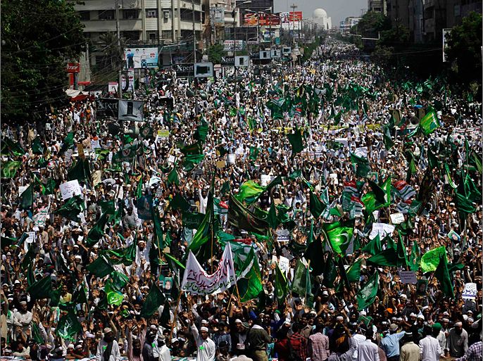 Supporters of various religious parties hold their party flags during a rally in Karachi September 29, 2012. According to local media, thousands of supporters of various religious parties march through the streets of Karachi against an anti-Islam film made in the U.S. mocking Prophet Mohammad. REUTERS/Athar Hussain (PAKISTAN - Tags: POLITICS CIVIL UNREST RELIGION)