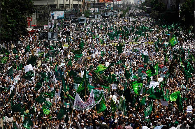 Supporters of various religious parties hold their party flags during a rally in Karachi September 29, 2012. According to local media, thousands of supporters of various religious parties march through the streets of Karachi against an anti-Islam film made in the U.S. mocking Prophet Mohammad. REUTERS/Athar Hussain (PAKISTAN - Tags: POLITICS CIVIL UNREST RELIGION)