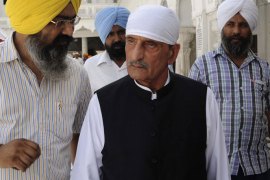 (FILES)-- A file photo taken on May 19,2011 shows Pakistani Federal Railways Minister Haji Ghulam Ahmed Bilour (C) paying his respects at the Sikh Shrine the Golden temple in Amritsar. Pakistani Railways Minister Ghulam Ahmed Bilour offered today, September 22, 2012, a $100,000 bounty for the death of the maker of the anti-Islam film produced in the US that sparked violent protests across the Muslim world. "I announce today that this blasphemer who has abused the holy prophet, if somebody will kill him, I will give that person a prize of $100,000," Railways Minister Ghulam Ahmed Bilour said, also inviting members of the Taliban and Al-Qaeda to take part in the "noble deed". AFP PHOTO/ NARINDER NANU