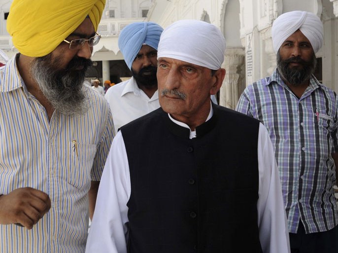 (FILES)-- A file photo taken on May 19,2011 shows Pakistani Federal Railways Minister Haji Ghulam Ahmed Bilour (C) paying his respects at the Sikh Shrine the Golden temple in Amritsar. Pakistani Railways Minister Ghulam Ahmed Bilour offered today, September 22, 2012, a $100,000 bounty for the death of the maker of the anti-Islam film produced in the US that sparked violent protests across the Muslim world. "I announce today that this blasphemer who has abused the holy prophet, if somebody will kill him, I will give that person a prize of $100,000," Railways Minister Ghulam Ahmed Bilour said, also inviting members of the Taliban and Al-Qaeda to take part in the "noble deed". AFP PHOTO/ NARINDER NANU