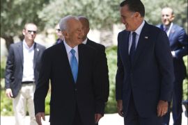 r: Israel's President Shimon Peres (L) and U.S. Republican presidential candidate Mitt Romney smile at each other upon Romney's arrival for their meeting in Jerusalem July 29, 2012. Romney would back Israel if it were to decide it had to use military force to stop Iran from developing a nuclear weapon, a senior aide said on Sunday. REUTERS/Ronen Zvulun (JERUSALEM - Tags: POLITICS)