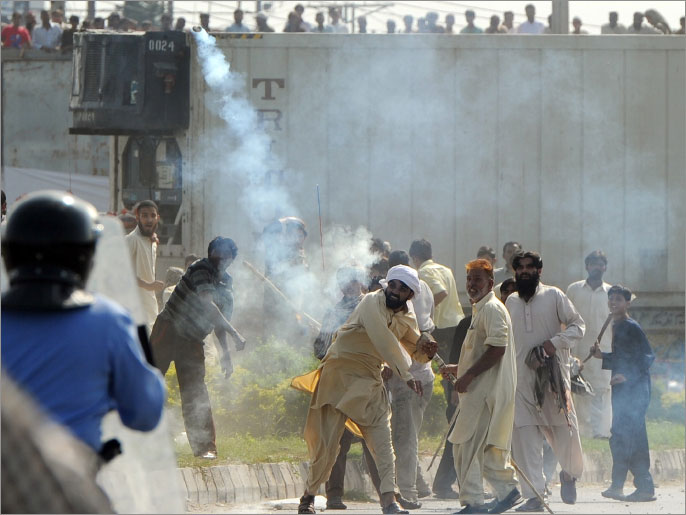 مواجهات عنيفة دارت بين الشرطة والمحتجين في إسلام آباد (الفرنسية)