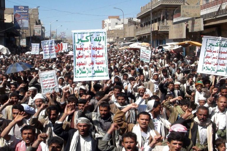 شعار الحوثيين خلال تظاهرة في صعدة أثناء مشاركتهم في الثورة السلمية ضد نظام صالح