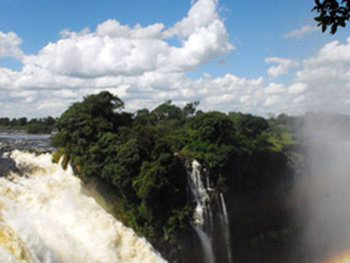 ‪شلالات فيكتوريا في زيمبابوي تمتد على طول 1700 متر‬ (الألمانية)