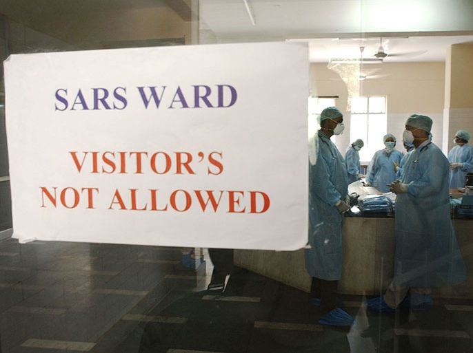 Doctors and hospital staff talk inside the newly built special wards for Severe Acute Respiratory Syndrome (SARS) patients at the Infectious Disease Hospital in New Delhi, 01 May 2003. Nine employees of a hospital in the western Indian state of Maharashtra have tested positive for SARS, bringing the total number of confirmed cases in the country to 19.
