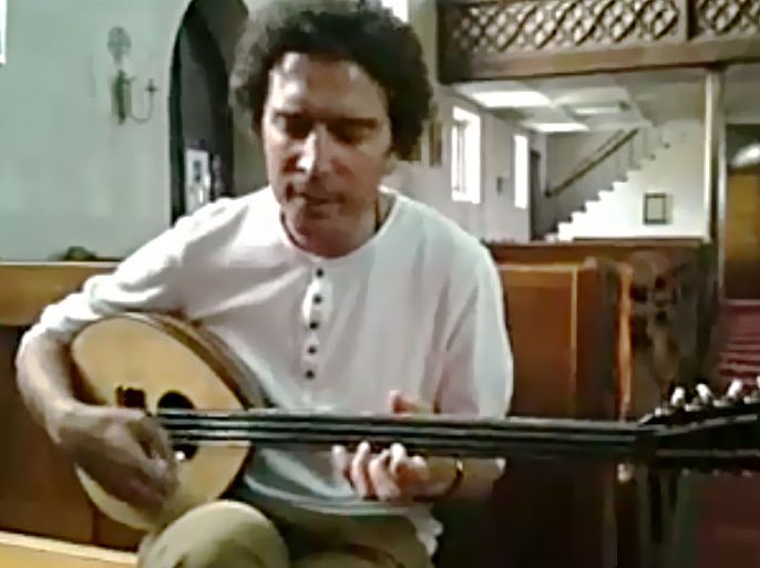 المغني السوري صلاح عمو - يؤدي أغنية قصة وطن وشوية ظمير - صورة من اليوتيوب