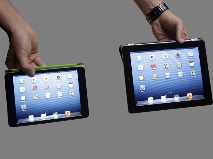 The Ipad Mini (l), next to the 4th Generation iPad (r), shown in San Jose, California, graphic element on gray -AP