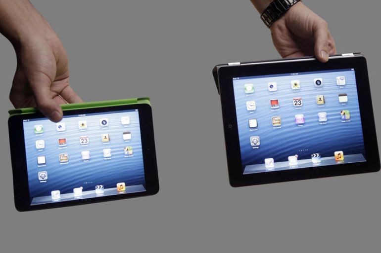 The Ipad Mini (l), next to the 4th Generation iPad (r), shown in San Jose, California, graphic element on gray -AP