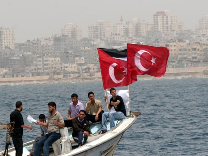 غزيون يحملون علما تركياً في قارب بحري للتضامن مع شهداء مجزرة مرمرة