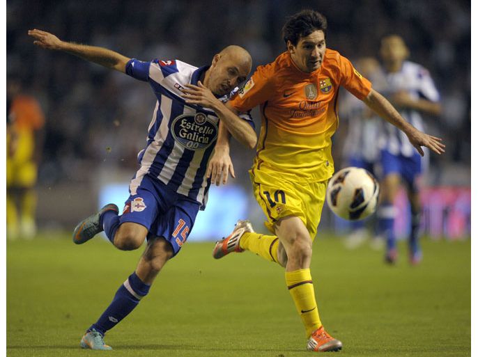 Deportivo Coruna's defender Laureano Sanabria (L) vies with Barcelona's Argentinian forward Lionel Messi (R) during the Spanish league football match Deportivo Coruna vs Barcelona at Riazor Stadium in Coruna, on October 20, 2012. AFP PHOTO / MIGUEL RIOPA