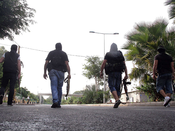 ‪مسلحون في طرابلس حيث نفذ الجيش حملة اعتقالات‬ (الفرنسية)