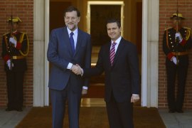 Spanish Prime Minister Mariano Rajoy (L) shakes hand with new President-elect of Mexico Enrique Pena Nieto at La Moncloa palace in Madrid on October 15, 2012 duirng a visit in Spain. AFP PHOTO/ PIERRE-PHILIPPE MARCOU