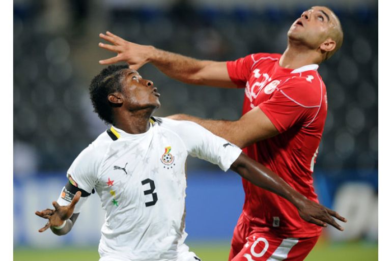 epa03094479 Aymen Abdennour of Tunisia tussels with Asamoah Gyan of Ghana during the Africa Cup of Nations match between Ghana and Tunisia in Franceville, Gabon, 05 February 2012. Ghana won 2-1. EPA/STR EDITORIAL USE ONLY EDITORIAL USE ONLY EDITORIAL USE ONLY