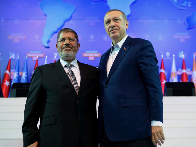 أردوغان (يمين) وصف عزل الجيش المصري مرسي بالانقلاب (أسوشيتد برس-أرشيف)
