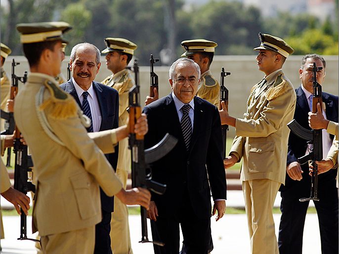 Palestinian Prime Minister Salam Fayyad (R) reviews an honour guard with his Jordanian counterpart Fayez al-Tarawneh in the West Bank city of Ramallah October 4, 2012. REUTERS/Mohamad Torokman (WEST BANK - Tags: POLITICS)