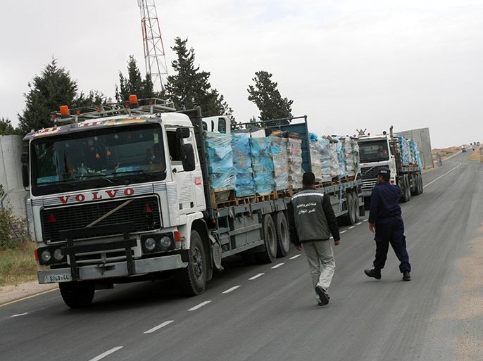 شاحنة تعبر إلى غزة من معبر كرم أبو سالم الإسرائيلي المنفذ الوحيد لغزة