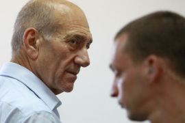 epa03428582 A photograph made available on 11 October 2012 of former Israeli Prime Minister Ehud Olmert (L) with a body guard as he appears in a court in Jerusalem, Israel, 05 September 2012. Israeli media speculate that the former prime minister could be the most likely candidate to bring together various Israeli political parties and form a viable opposition to Prime Minister Benjamin Netanyahu in the early elections called for the beginning of 2013. EPA/JIM HOLLANDER