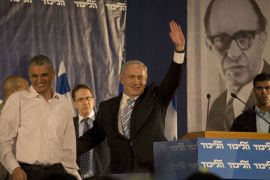 MK497 - Tel Aviv, -, ISRAEL : Israeli Prime Minister and Chairman of the Likud party Benjamin Netanyahu (C) waves to the crowd on stage next to the Minister of Welfare and Social Services Moshe Kahlon (L) during the Likud party’s central convention on October 29, 2012 in the Mediterranean coastal city of Tel Aviv. The convention approved Netanyahu’s proposal to merge the Likud party with Foreign Minister Avigdor Lieberman’s ultra-nationalist Yisrael Beitenu party in the upcoming January 22 national elections. AFP PHOTO/MENAHEM KAHANA
