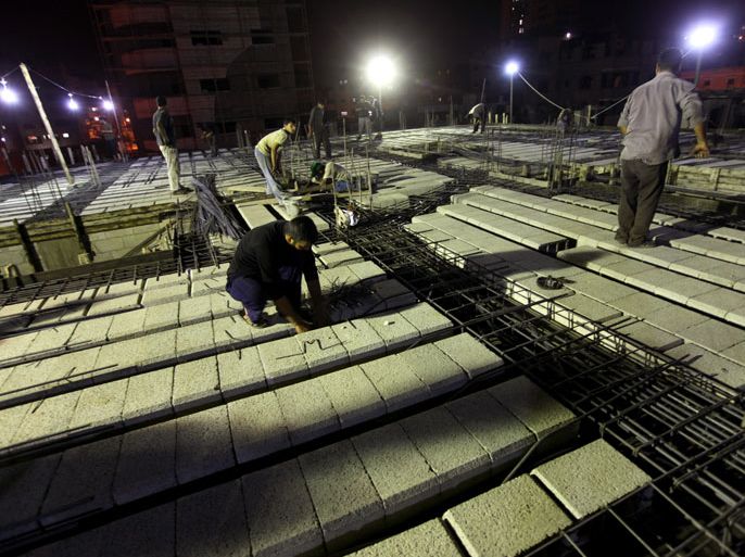 epa03315212 Palestinian construction workers work at night in Gaza city on 23 July 2012. Palestinian construction workers work during the night in the month of Ramadan because of the high temperatures they can not work during the day when they are fasting and can't drink any water. EPA/MOHAMMED SABER