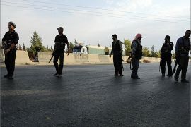 مقاتلون من الجيش الحر يقيمون حاجزا على اوتستراد حلب دمشق