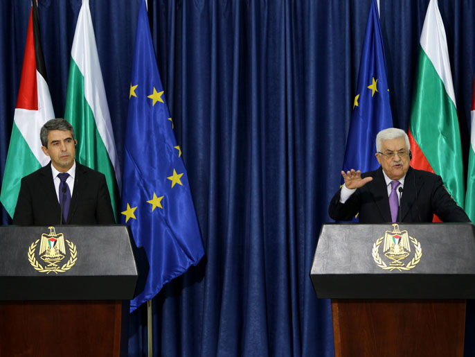 حماس طالبت بردة فعل عربية وفلسطينية وفي الصورة الرئيسان الفلسطيني والبلغاري خلال زيارة الأخير إلى رام الله العام الماضي(الفرنسية-أرشيف)